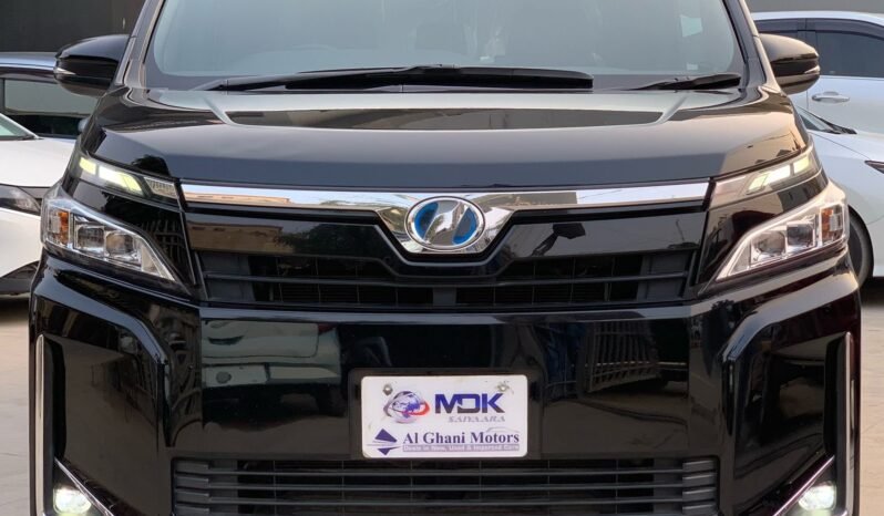 
								TOYOTA VOXY 1.8 HYBRID full									