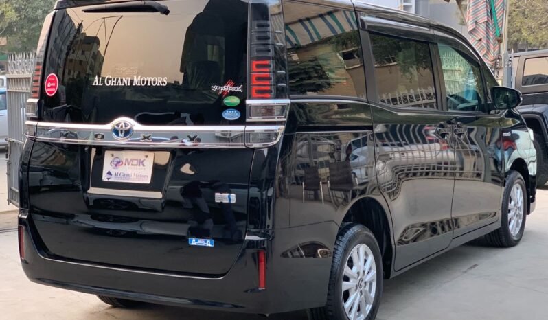 
								TOYOTA VOXY 1.8 HYBRID full									