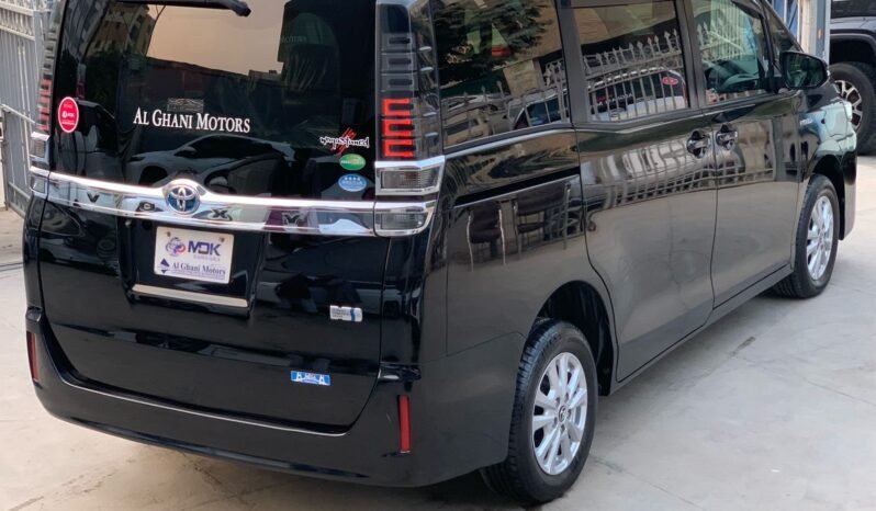 
								TOYOTA VOXY 1.8 HYBRID full									