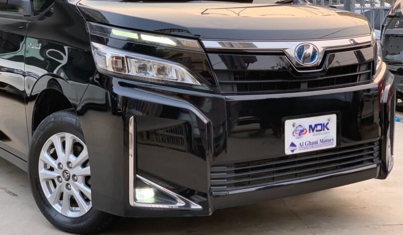 
								TOYOTA VOXY 1.8 HYBRID full									