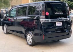 
										TOYOTA VOXY 1.8 HYBRID full									