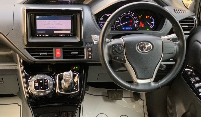 
								TOYOTA VOXY 1.8 HYBRID full									