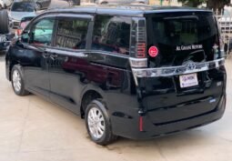 
										TOYOTA VOXY 1.8 HYBRID full									