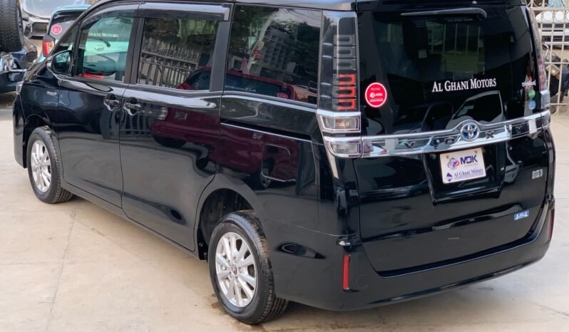 
								TOYOTA VOXY 1.8 HYBRID full									