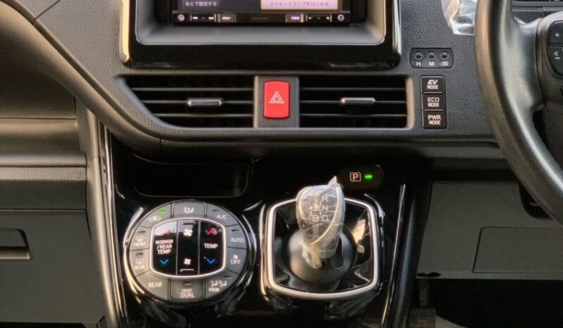 
								TOYOTA VOXY 1.8 HYBRID full									