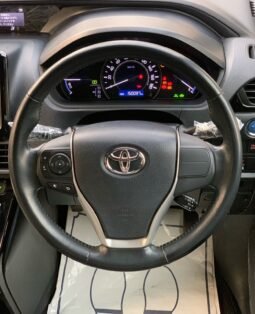 
										TOYOTA VOXY 1.8 HYBRID full									