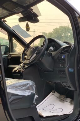 
										TOYOTA VOXY 1.8 HYBRID full									