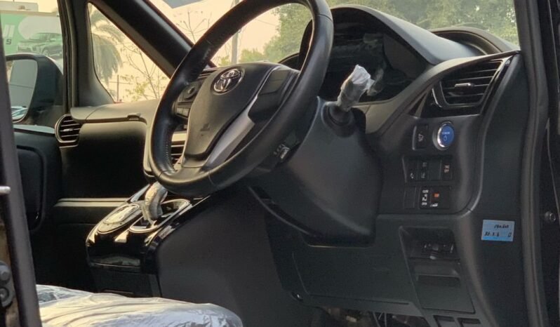 
								TOYOTA VOXY 1.8 HYBRID full									