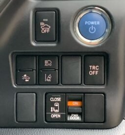 
										TOYOTA VOXY 1.8 HYBRID full									