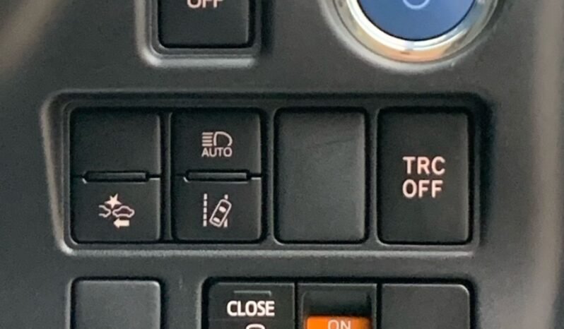 
								TOYOTA VOXY 1.8 HYBRID full									