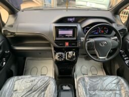 
										TOYOTA VOXY 1.8 HYBRID full									