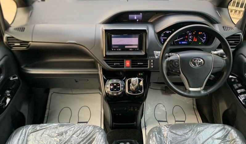 
								TOYOTA VOXY 1.8 HYBRID full									