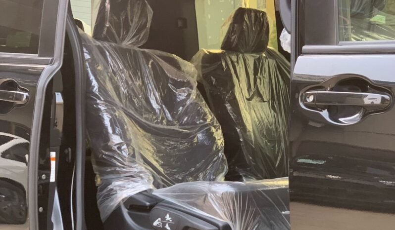 
								TOYOTA VOXY 1.8 HYBRID full									