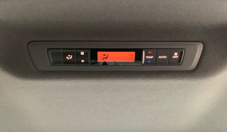 
								TOYOTA VOXY 1.8 HYBRID full									