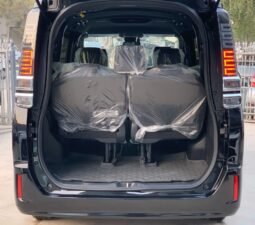 
										TOYOTA VOXY 1.8 HYBRID full									